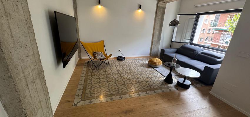 Sala de la TV, Salon Estilo contemporaneo Color gris, gris oscuro, bronce  diseñado por Kodu Reformas | Reformista, constructor 