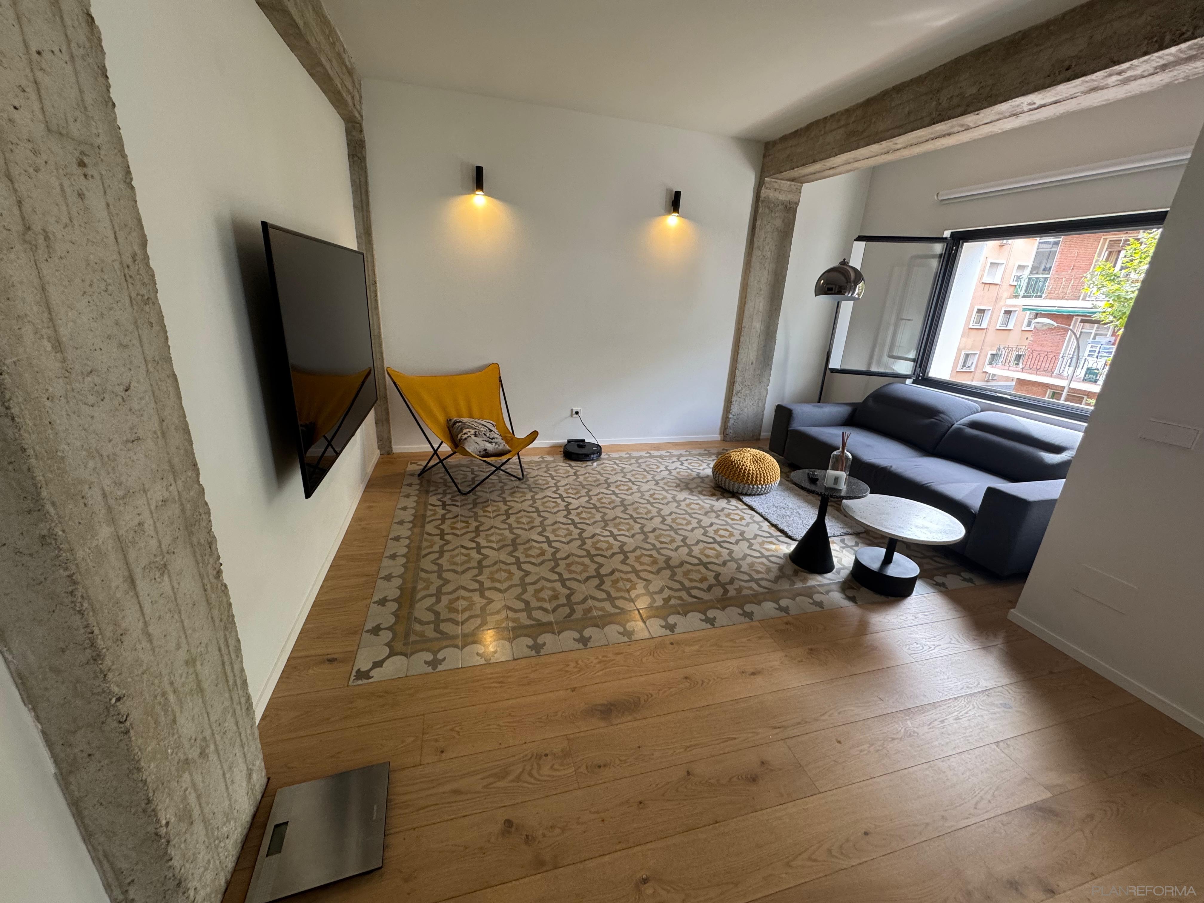 Sala de la TV, Salon Estilo contemporaneo Color gris, gris oscuro, bronce  diseñado por Kodu Reformas | Reformista, constructor 