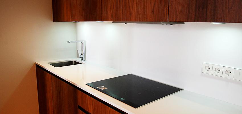 Cocina style contemporaneo color marron, blanco, bronce  diseñado por vaquerizoarquitectos | Arquitecto 