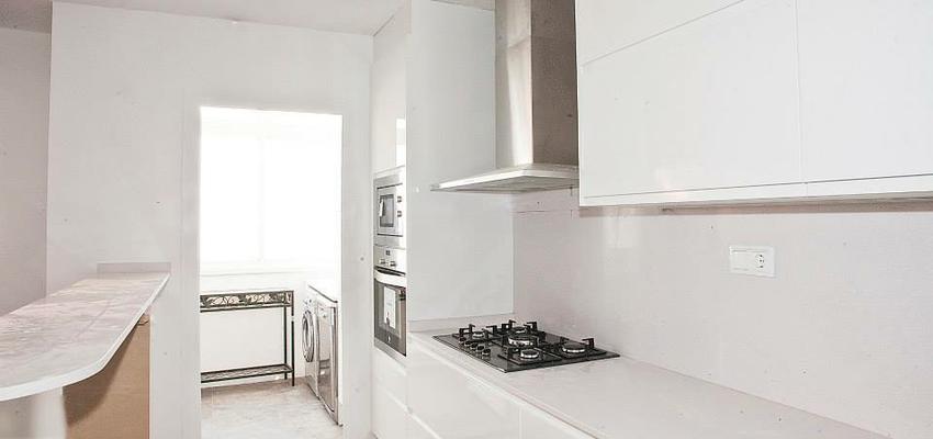 Cocina Estilo moderno Color plateado  diseñado por REFORMAS 3 TORRES | Gremio | Copyright una Cocina con material lacado blanco y tirador uñero