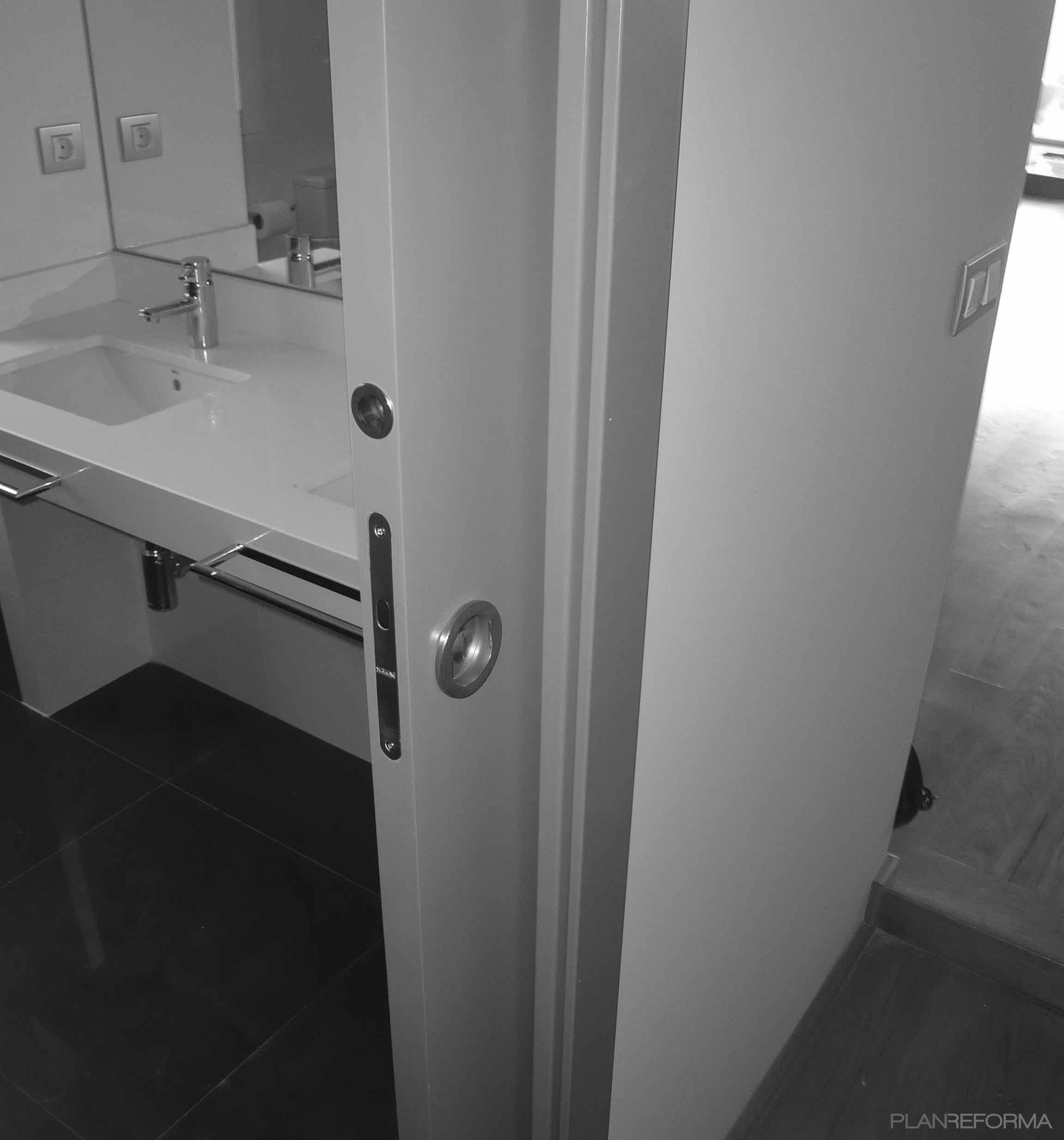 Baño Estilo moderno Color blanco, gris, negro  diseñado por adacom arquitectura y diseño | Ingeniero | Copyright propiedad de adacom