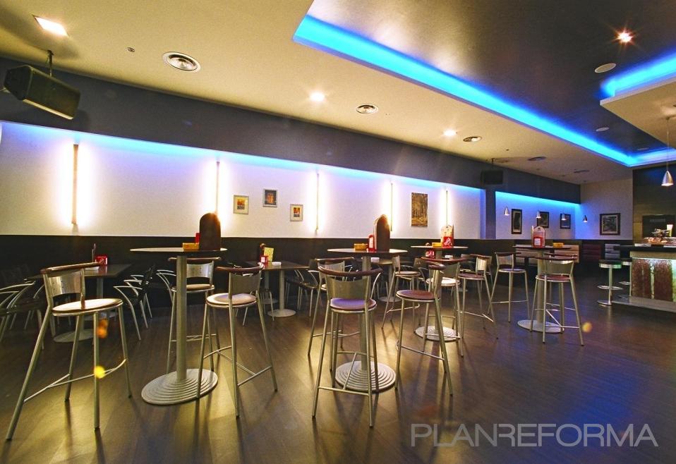 Cafeteria style contemporaneo color marron, blanco, plateado  diseñado por Jorge Pastor Martinez | Interiorista 