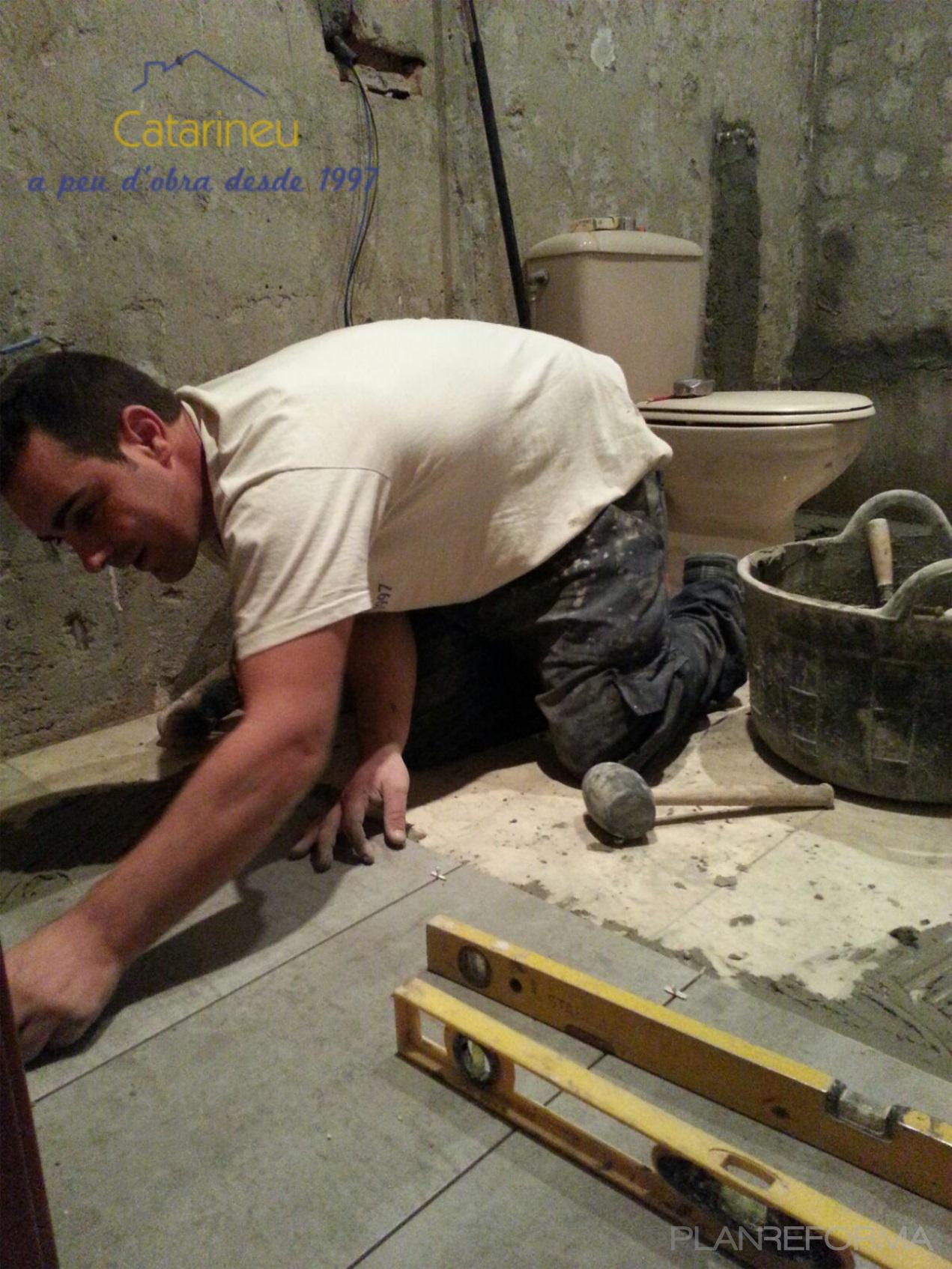 Baño Estilo moderno Color gris, gris  diseñado por Obres i Reformes Catarineu | Gremio | Copyright baño