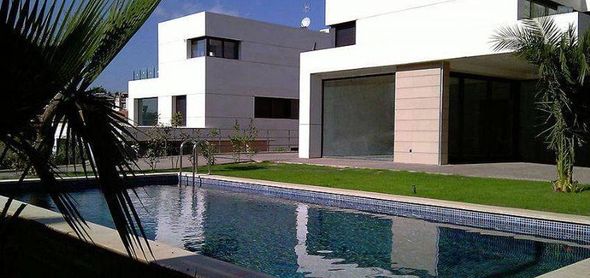 Jardin Estilo mediterraneo Color azul oscuro  diseñado por Dcor | Gremio | Copyright construccion de casa unifamiliar