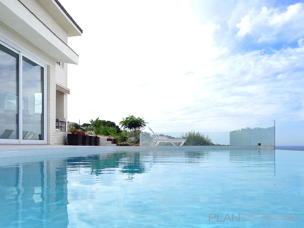Terraza, Piscina, Exterior style contemporaneo color azul cielo, blanco  diseñado por I&D arquitectos | Arquitecto | Copyright © I&D arquitectos