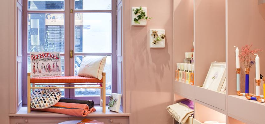 Tienda Estilo contemporaneo Color rosa  diseñado por Lab & Deco | Gremio | Copyright Mesa_rueda_coche_casa_decor_2015_Lab&Deco