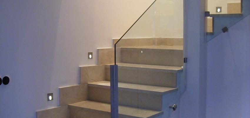 Escalera style moderno color beige, blanco  diseñado por Estudio de Arquitectura P. Iniesta  | Arquitecto 