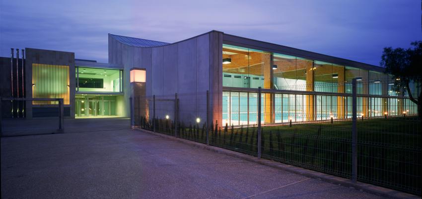Exterior Estilo moderno Color marron, gris  diseñado por Santa-Cruz Arquitectos | Arquitecto 