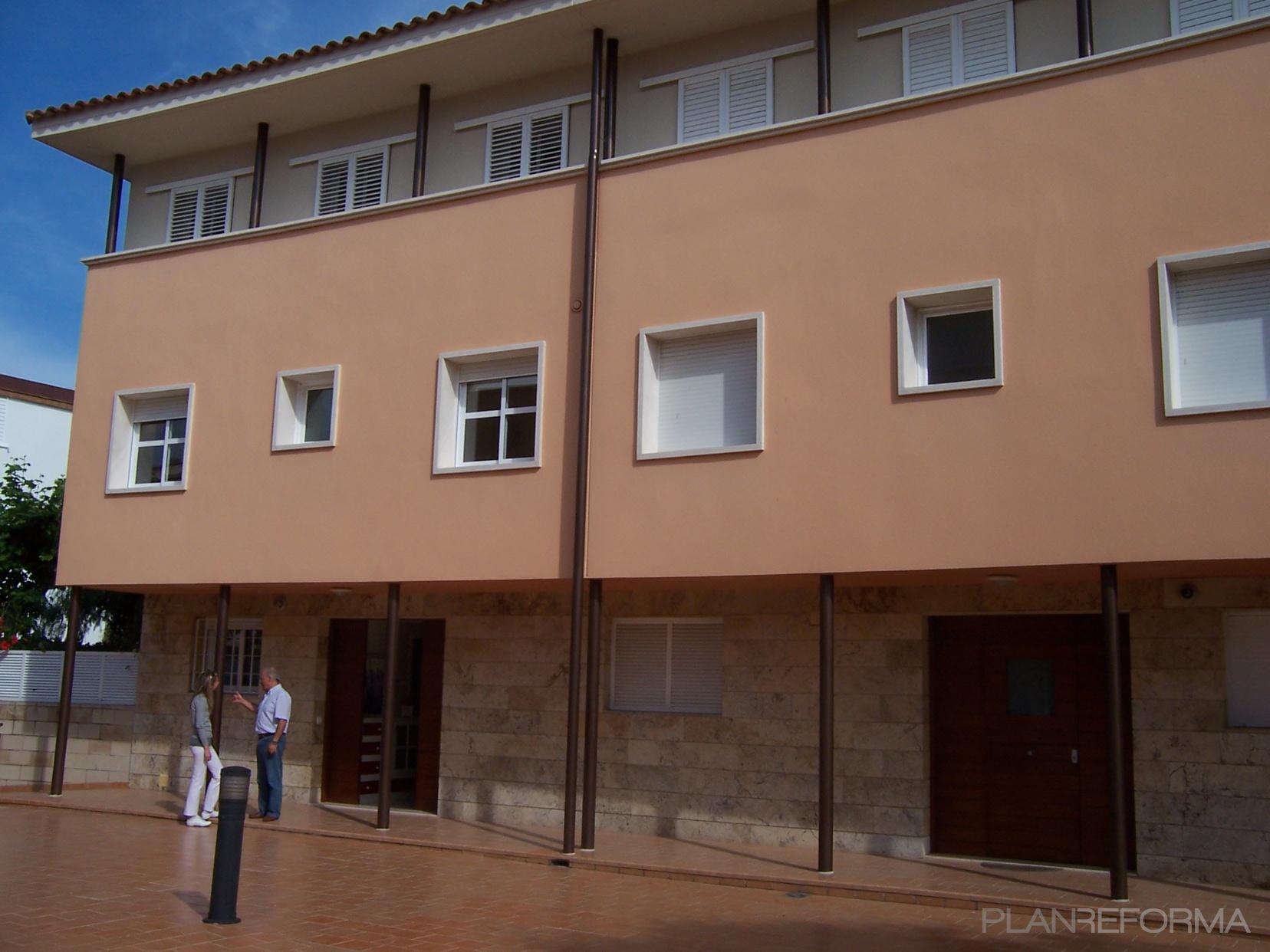 Balcon, Exterior style contemporaneo color beige, marron, beige  diseñado por MBTASACIONES SITGES, SL | Arquitecto Técnico 