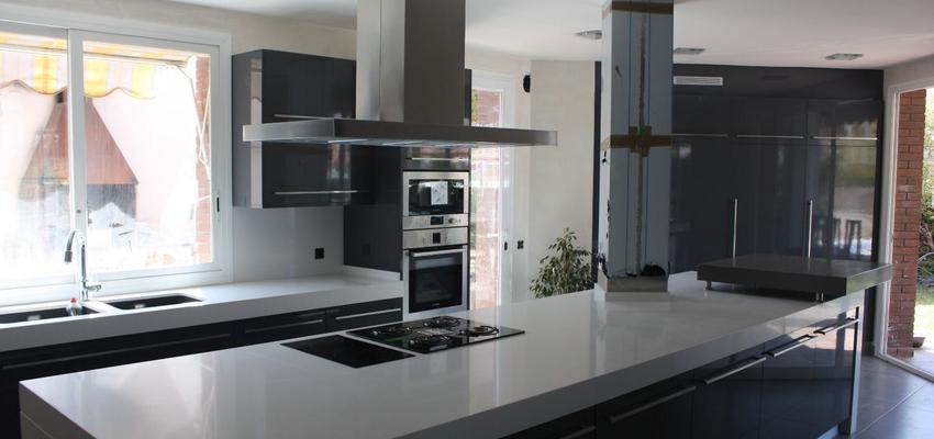 Cocina Estilo moderno Color blanco, gris, gris  diseñado por Rysibcn SL | Gremio 