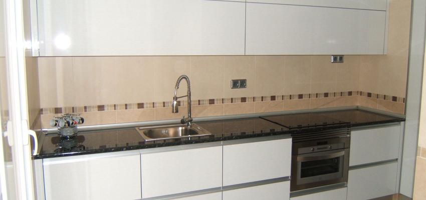 Cocina Estilo moderno Color amarillo, blanco, gris  diseñado por Rysibcn SL | Gremio 