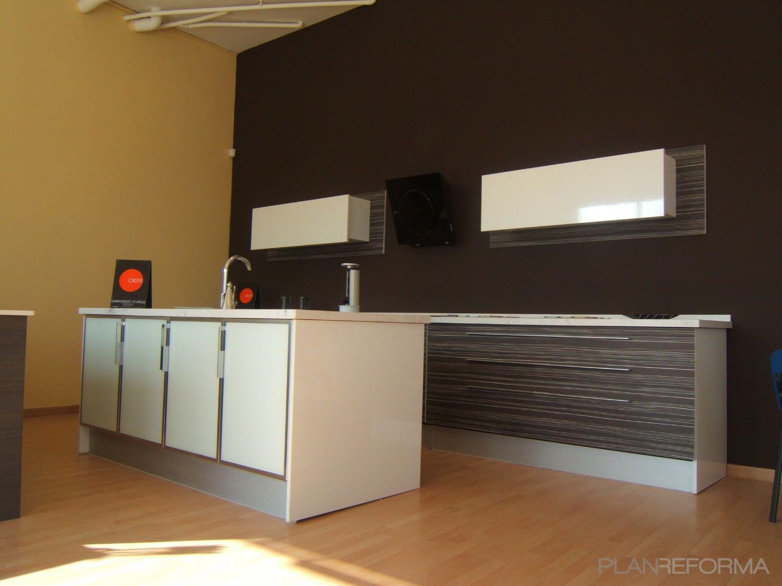 Comedor, Cocina Estilo moderno Color marron, ocre, blanco  diseñado por Rysibcn SL | Gremio 