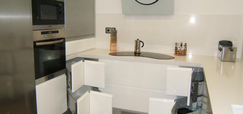 Cocina Estilo moderno Color blanco, gris, gris  diseñado por Rysibcn SL | Gremio 