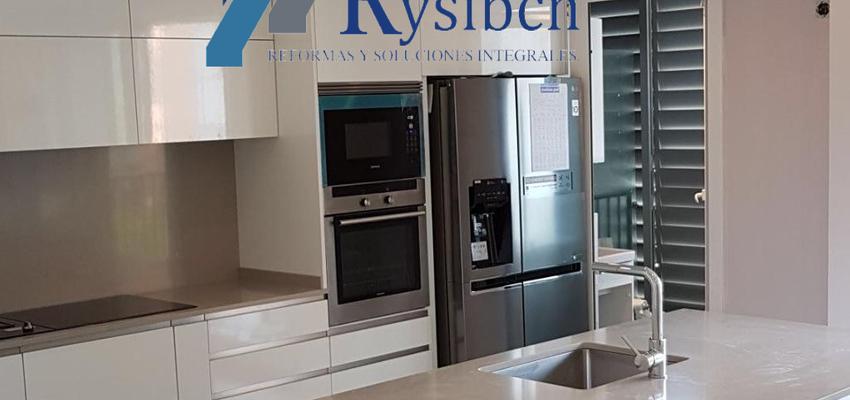 Cocina Estilo moderno Color blanco, gris, gris  diseñado por Rysibcn SL | Gremio 