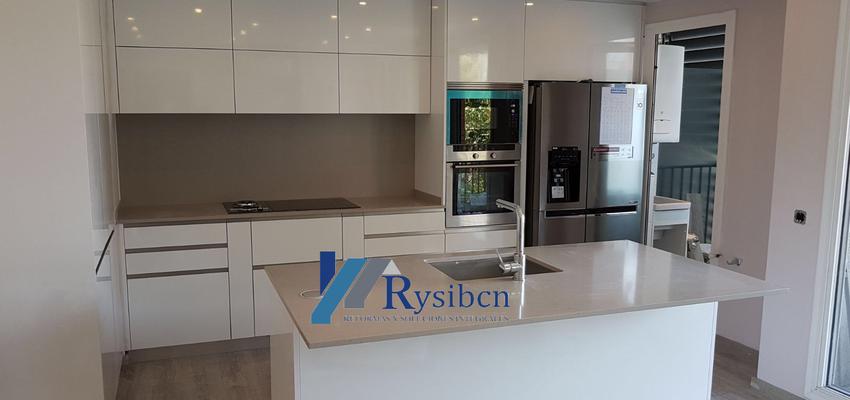 Cocina Estilo moderno Color azul cielo, blanco, gris  diseñado por Rysibcn SL | Gremio 