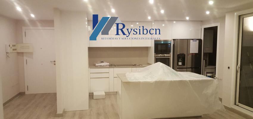 Cocina Estilo moderno Color blanco, gris, gris  diseñado por Rysibcn SL | Gremio 