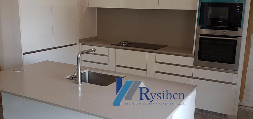 Cocina Estilo moderno Color marron, blanco, gris  diseñado por Rysibcn SL | Gremio 