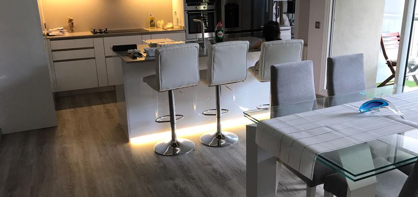 Cocina Estilo moderno Color beige, blanco, gris  diseñado por Rysibcn SL | Gremio 