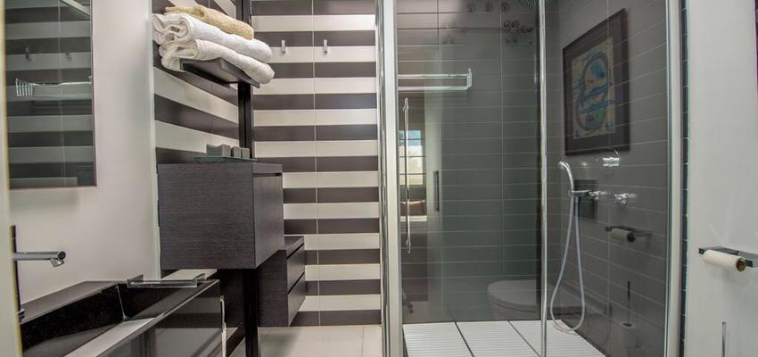 Baño Estilo moderno Color blanco, gris, gris  diseñado por Rysibcn SL | Gremio 