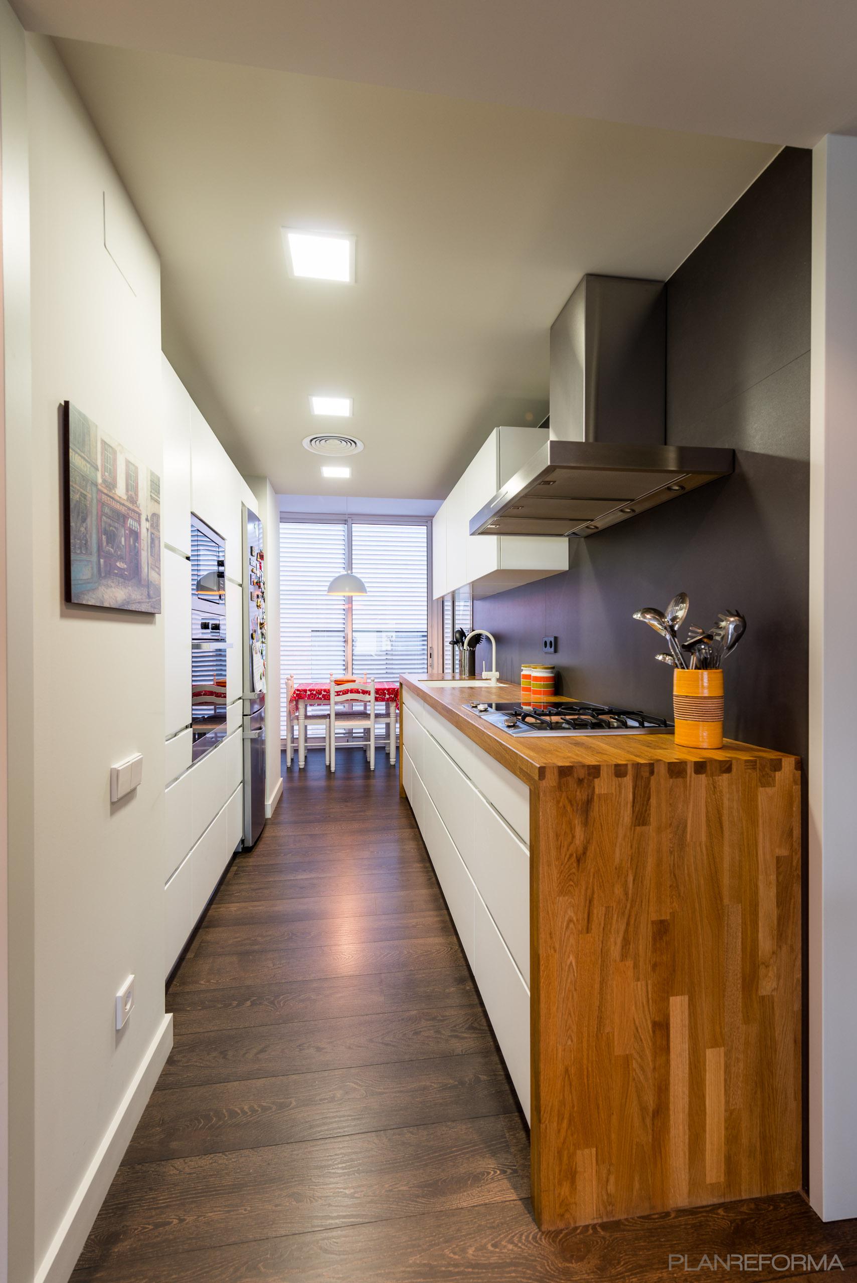 Cocina style moderno color marron, marron, gris  diseñado por Standal | Interiorista | Copyright Standal