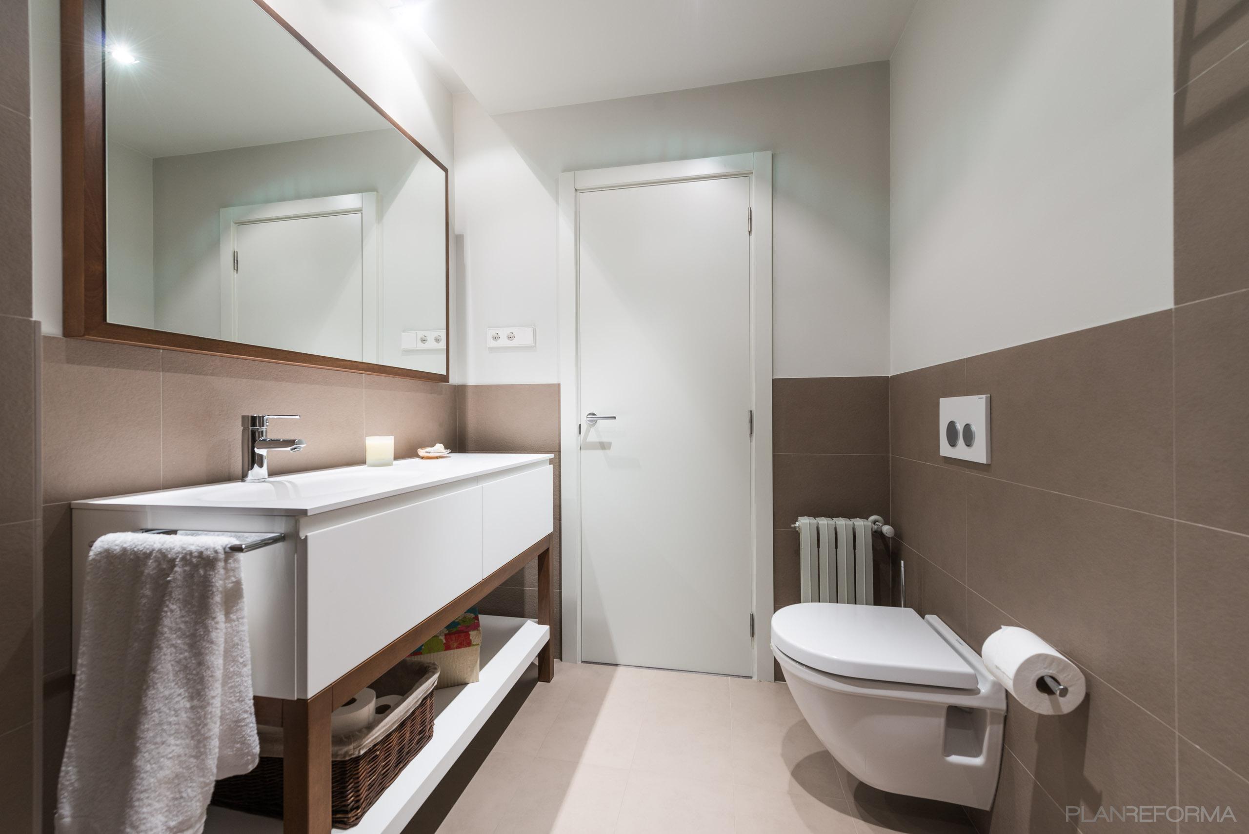 Baño style moderno color marron, marron, gris  diseñado por Standal | Interiorista | Copyright Standal