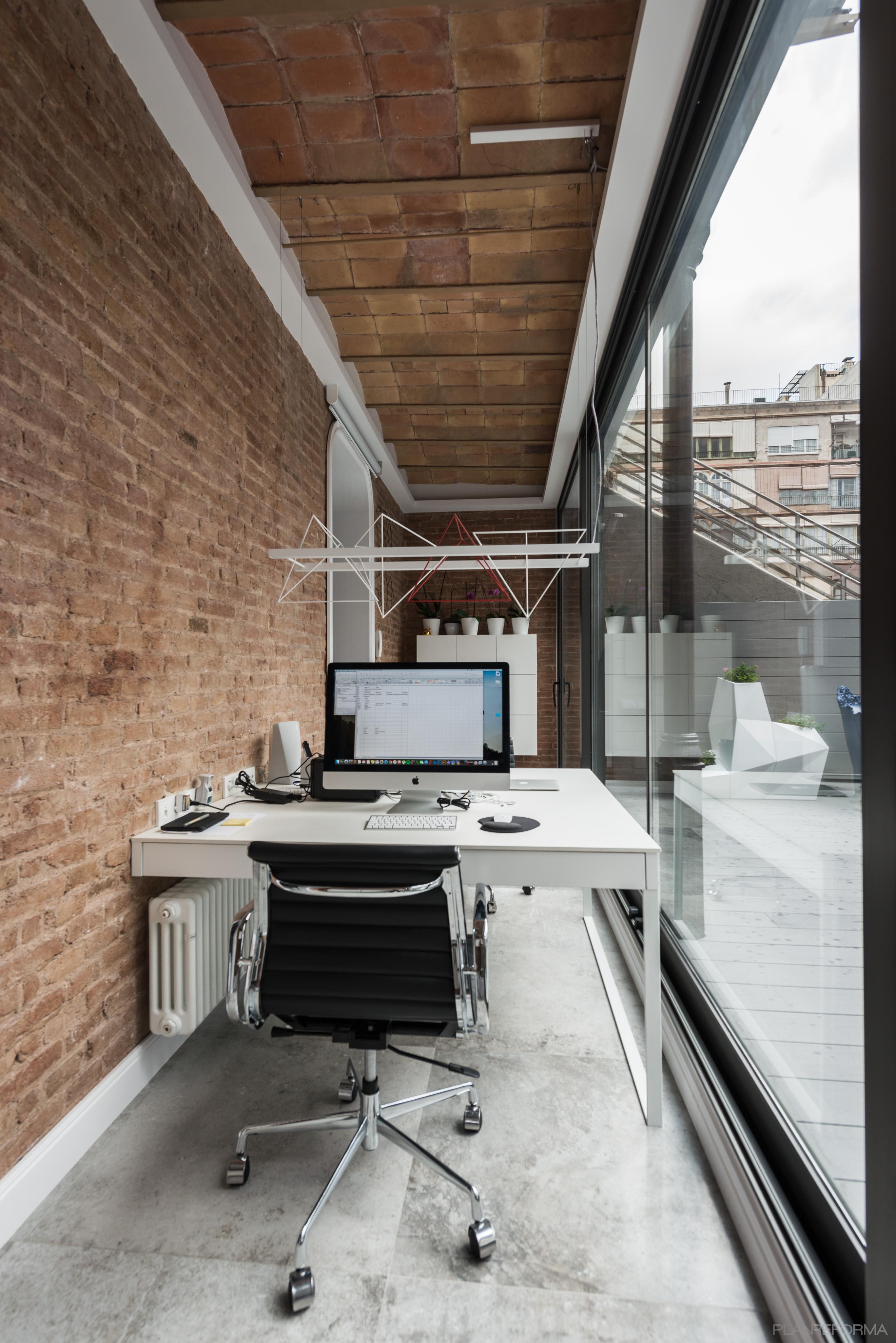 Oficina style moderno color marron, gris, negro  diseñado por Standal | Interiorista | Copyright Standal