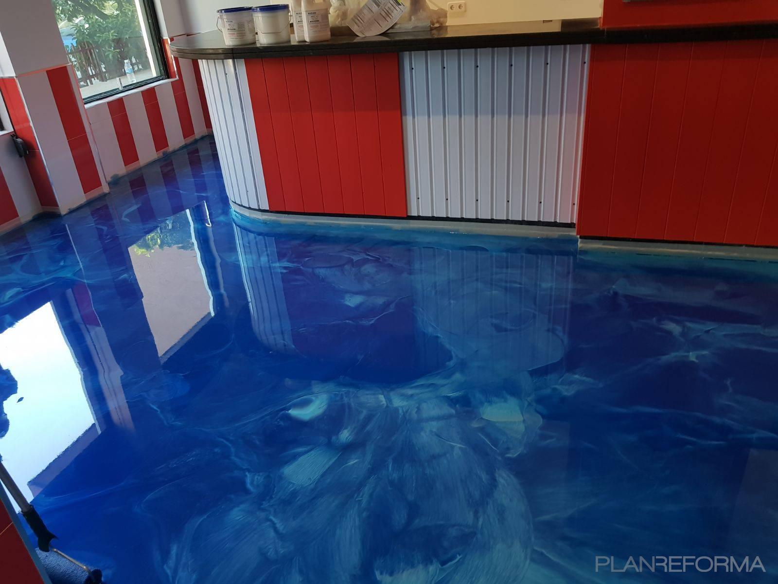 Bar Estilo contemporaneo Color azul cielo, azul oscuro, blanco  diseñado por Tú pavimento | Gremio 