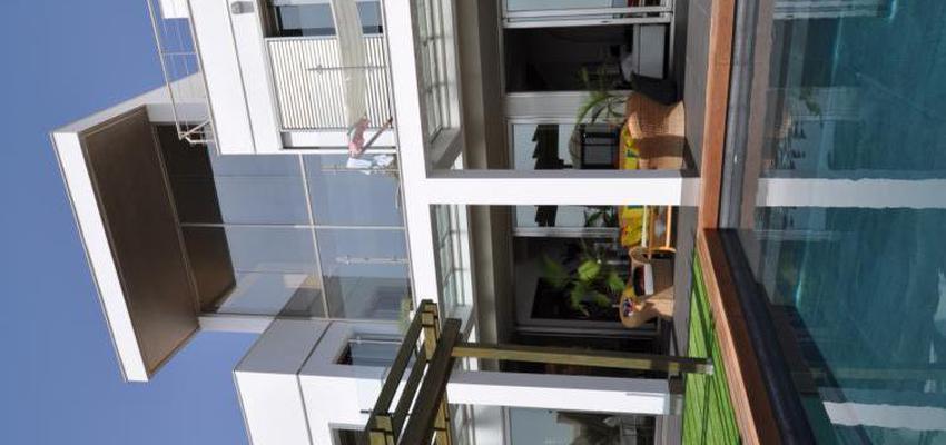 Exterior style clasico color marron, azul, azul oscuro  diseñado por MUXACRA ARQUITECTOS | Arquitecto | Copyright Muxacra Arquitectos