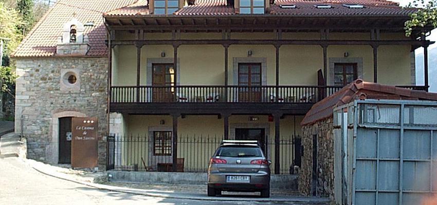 Exterior Estilo clasico Color marron, blanco  diseñado por ELADIO CHAMORRO ALONSO | Arquitecto 