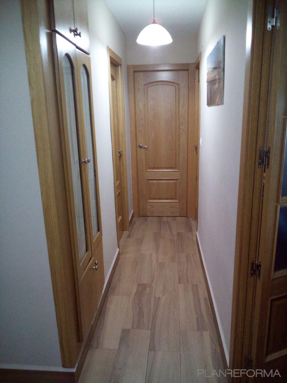 Pasillo Estilo rustico Color marron, blanco  diseñado por PROYECTOS Y CONSTRUCCIONES FRA&MA S.L | Gremio | Copyright Francisco