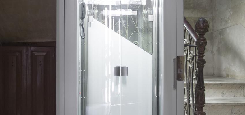 Escalera Estilo vanguardista Color plateado  diseñado por Ascensores Válida Lift | Gremio | Copyright Válida Lift