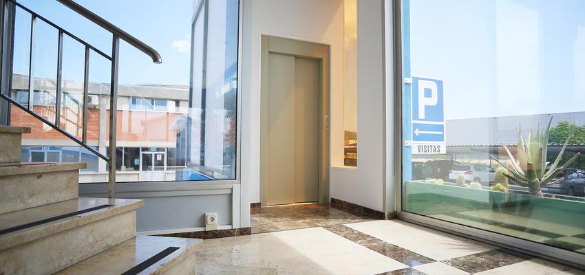 Estudio, Vestibulo Estilo contemporaneo Color plateado  diseñado por Ascensores Válida Lift | Gremio | Copyright Válida Lift