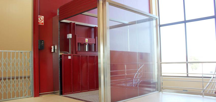 Escalera Estilo moderno Color dorado  diseñado por Ascensores Válida Lift | Gremio | Copyright Válida Lift