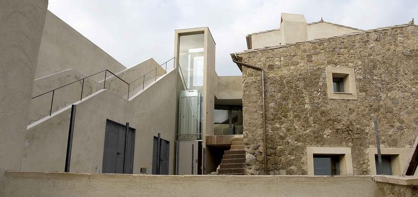 Exterior Estilo moderno Color bronce  diseñado por Ascensores Válida Lift | Gremio | Copyright Válida Lift