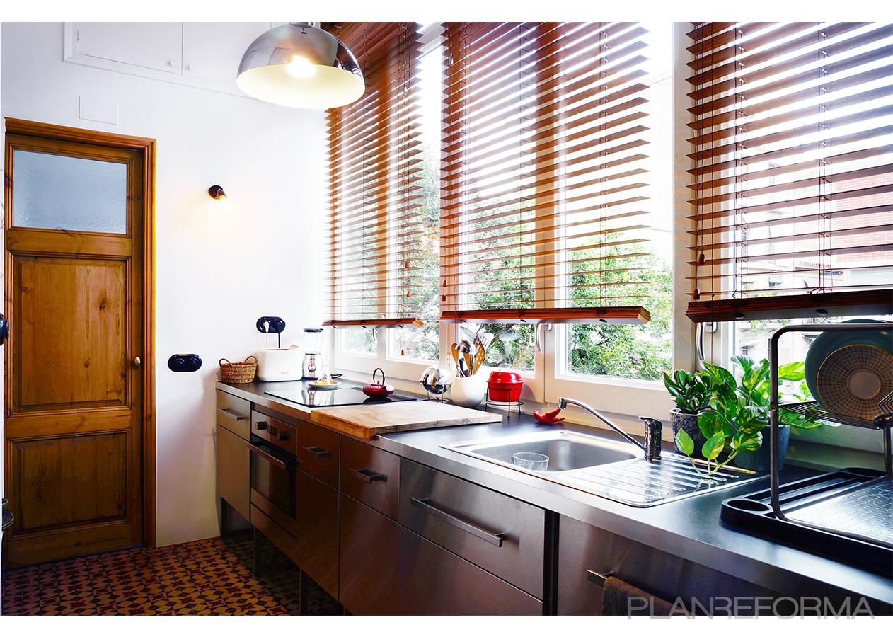 Cocina Estilo moderno Color marron, blanco, gris  diseñado por mcd/studio | Arquitecto | Copyright soy propietario de la imagen