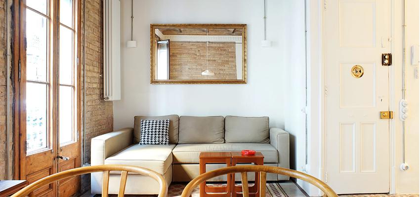 Sala de la TV Estilo moderno Color rojo, marron, plateado  diseñado por mcd/studio | Arquitecto | Copyright si