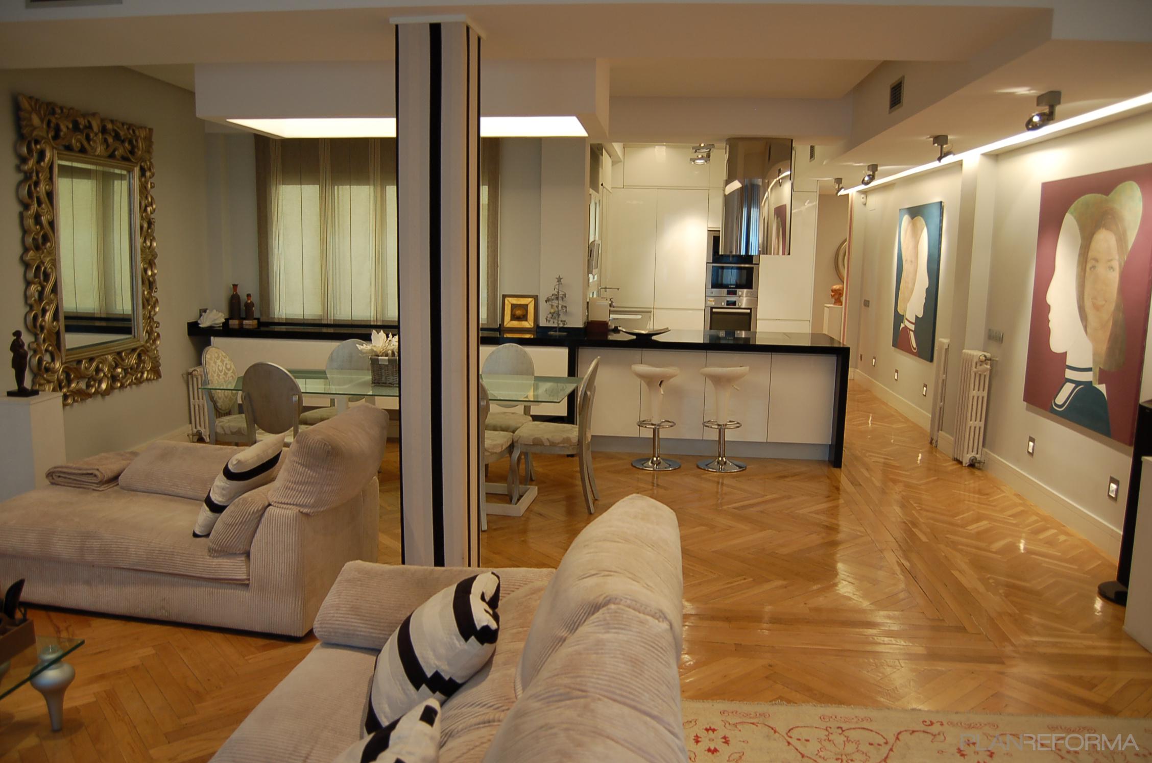 Loft Estilo contemporaneo Color marron, beige, beige, blanco, gris, negro  diseñado por REFORMAS BARCELONA JRM | Gremio 