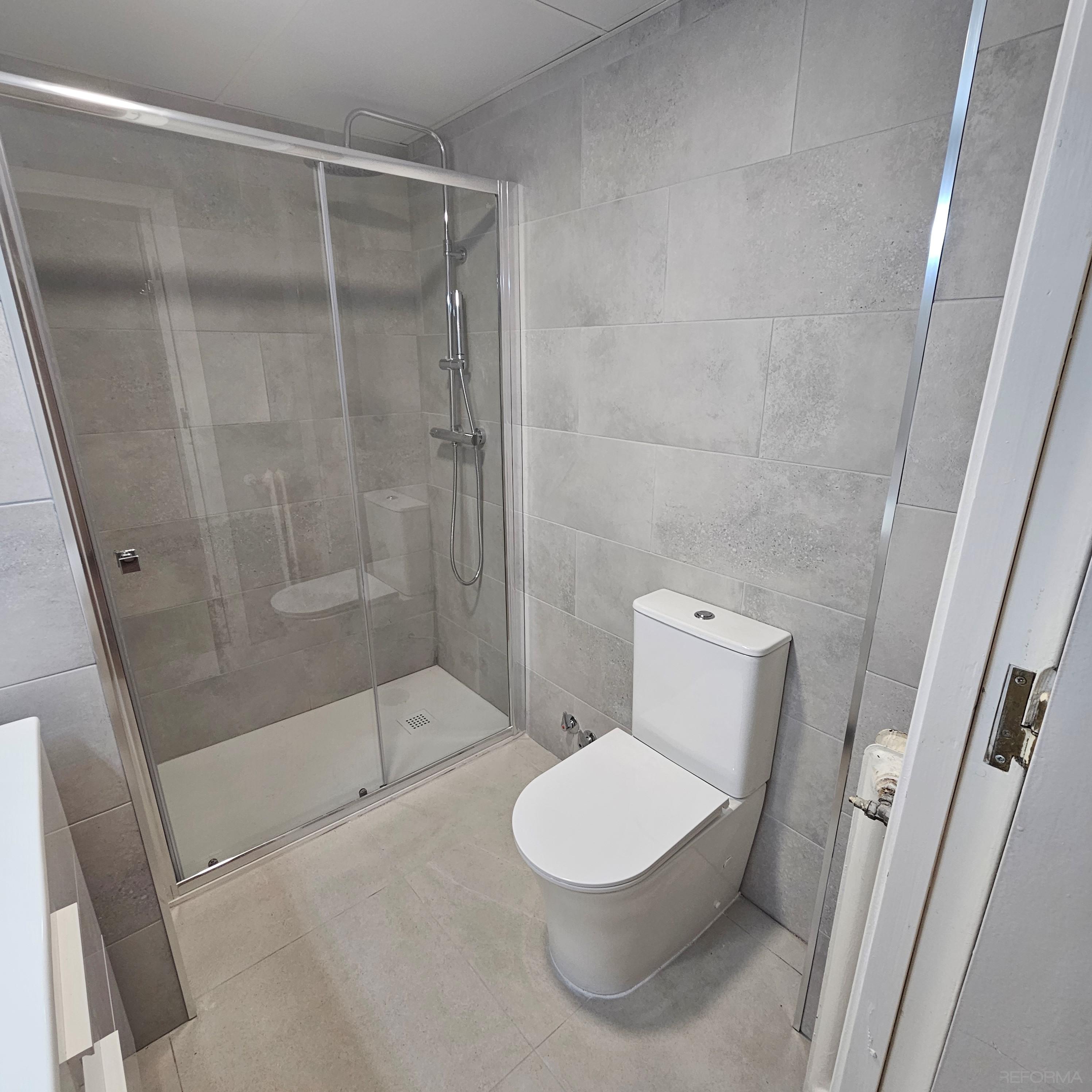 Baño Estilo tradicional Color blanco, gris, gris  diseñado por RAUL | Reformista, constructor 