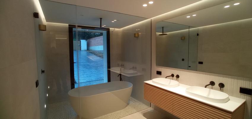Baño, Dormitorio, Hotel Estilo moderno Color crema, beige, marron topo  diseñado por RenovaWorks. SL | Reformista, constructor | Copyright Propia