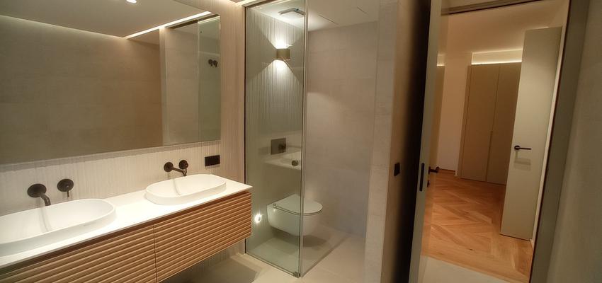 Baño, Dormitorio, Estudio Estilo moderno Color crema, blanco, negro  diseñado por RenovaWorks. SL | Reformista, constructor | Copyright Propia