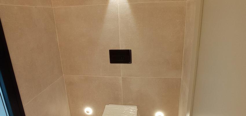 Baño Estilo moderno Color amarillo claro, gris, negro  diseñado por RenovaWorks. SL | Reformista, constructor | Copyright Propia