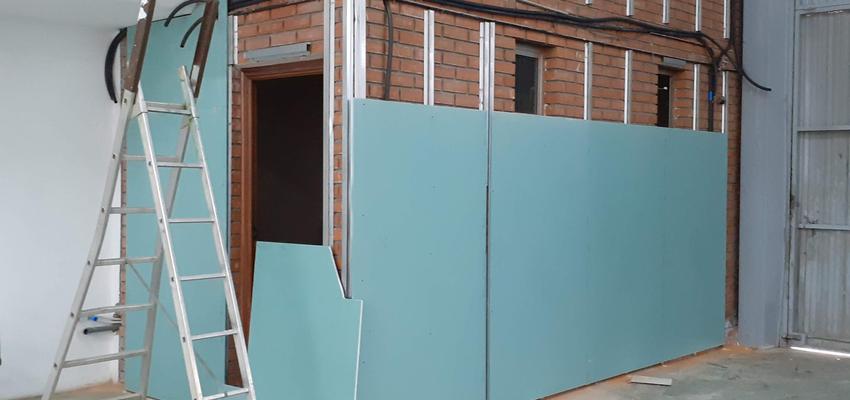 Garaje, Lavadero, Exterior Estilo contemporaneo Color beige, gris, gris oscuro  diseñado por RenovaWorks. SL | Reformista, constructor | Copyright Propia