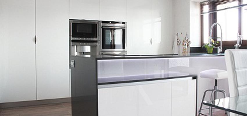 Cocina style contemporaneo color marron, gris, gris  diseñado por CUBEstands | Interiorista 