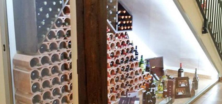 Bodega style contemporaneo color rojo, marron, gris  diseñado por CUBEstands | Interiorista 