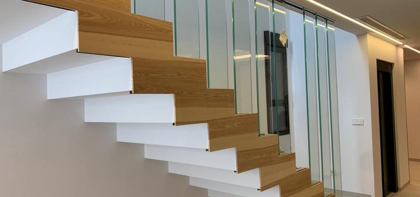 Escalera Estilo moderno Color ocre, gris, plateado  diseñado por PLANIA | Gremio | Copyright PLANIA