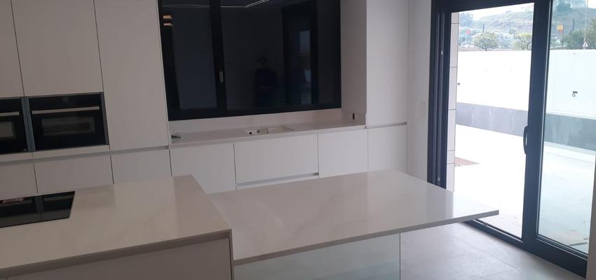 Cocina Estilo moderno Color beige, gris, plateado  diseñado por PLANIA | Gremio | Copyright PLANIA