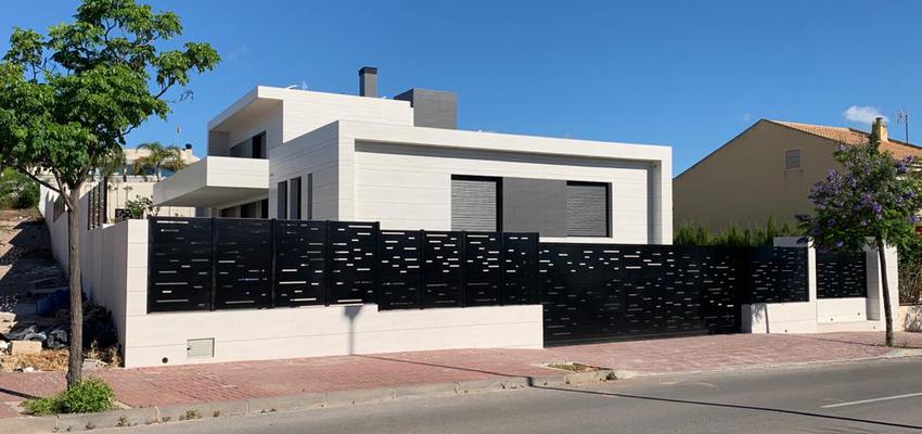 Exterior Estilo moderno Color gris, plateado  diseñado por PLANIA | Gremio | Copyright PLANIA