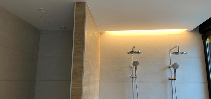 Baño Estilo moderno Color beige, gris, plateado  diseñado por PLANIA | Gremio | Copyright PLANIA