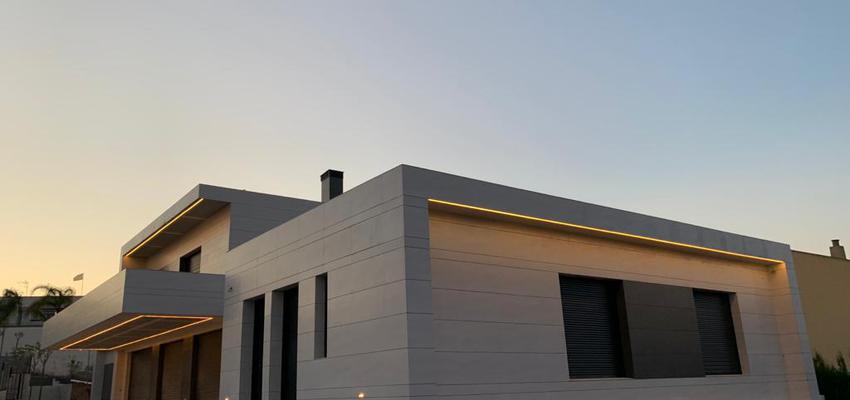 Exterior Estilo moderno Color azul cielo, gris, plateado  diseñado por PLANIA | Gremio | Copyright PLANIA