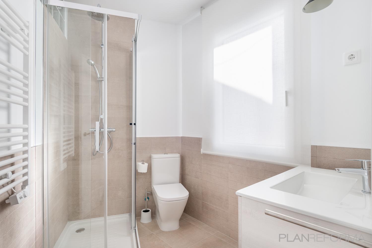 Baño Estilo moderno Color beige, marron, blanco